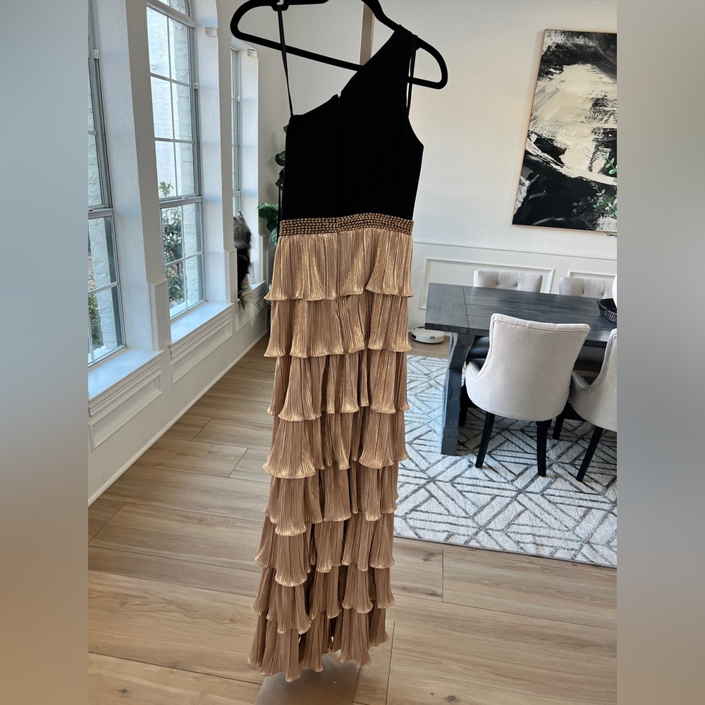 Mac Duggal Ieena One Shoulder Tiered Pleated Gown Black Gold Size 0 NWT - Picture 3 of 14